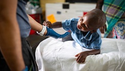 Dr. Glenn Gloria, Medische Zending Primary Health Care Center (MZ PHC) physician, reaches his hand out to a patient