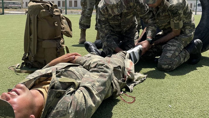 Military medical personnel conducting simulation