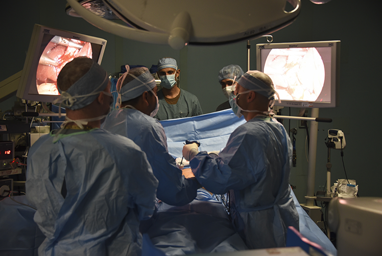 A team of US military medical professionals participate in a cholecystectomy aboard the USNS Comfort in Colon, Honduras, Dec. 10, 2018. The ship’s medical personnel provided care for 5,475 patients including 159 surgeries, 3,338 medical patients, 1, 426 optometry patients and 711 dental patients. (U.S. Army photo by Maria Pinel)