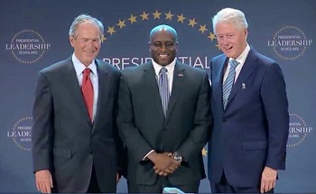 Military personnel standing with former presidents, George W. Bush and Bill Clinton
