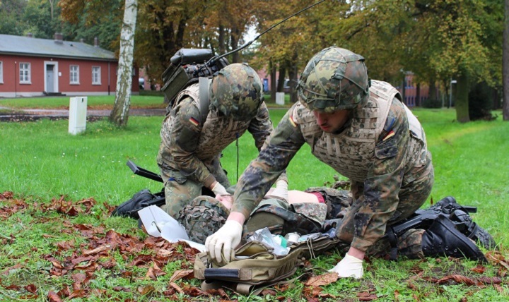 Soldiers of the German Bundeswehr Major Medical Clinic Cologne-Wahn demonstrate first aid techniques. 