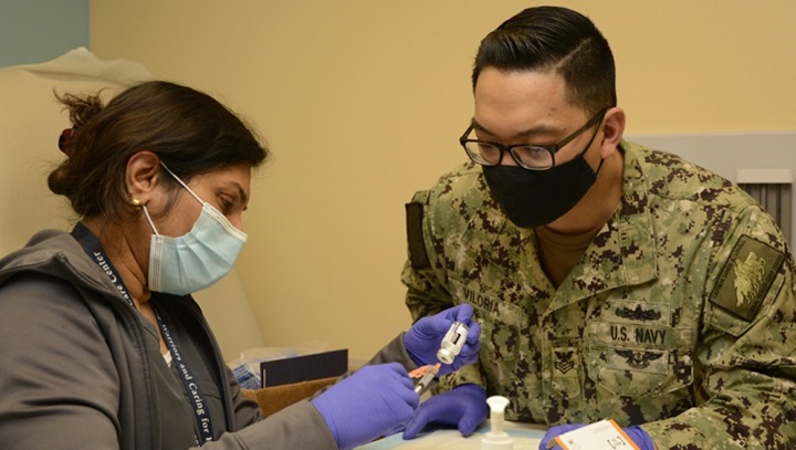 Image of Military health personnel preparing to administer the COVID-19 vaccine.