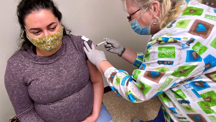 Pregnant women gets the COVID-19 vaccine