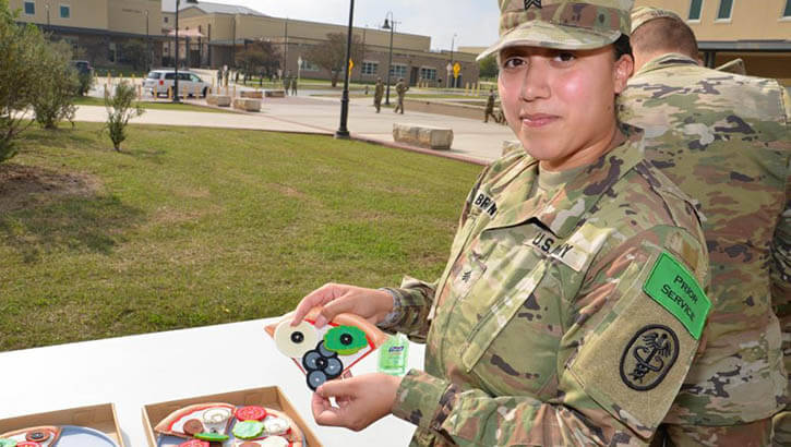Military personnel eating pizza