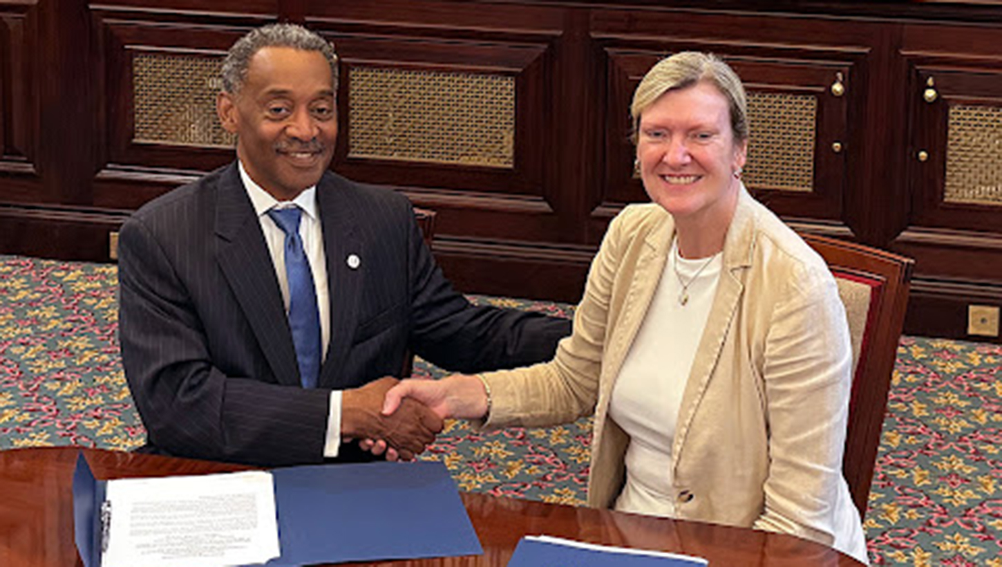 USU President Dr. Jonathan Woodson and Air Marshal Clare Walton, Chief of Defence Medical for the UK, shake hands after signing a Memorandum of Understanding expanding military medical collaboration between the two nations